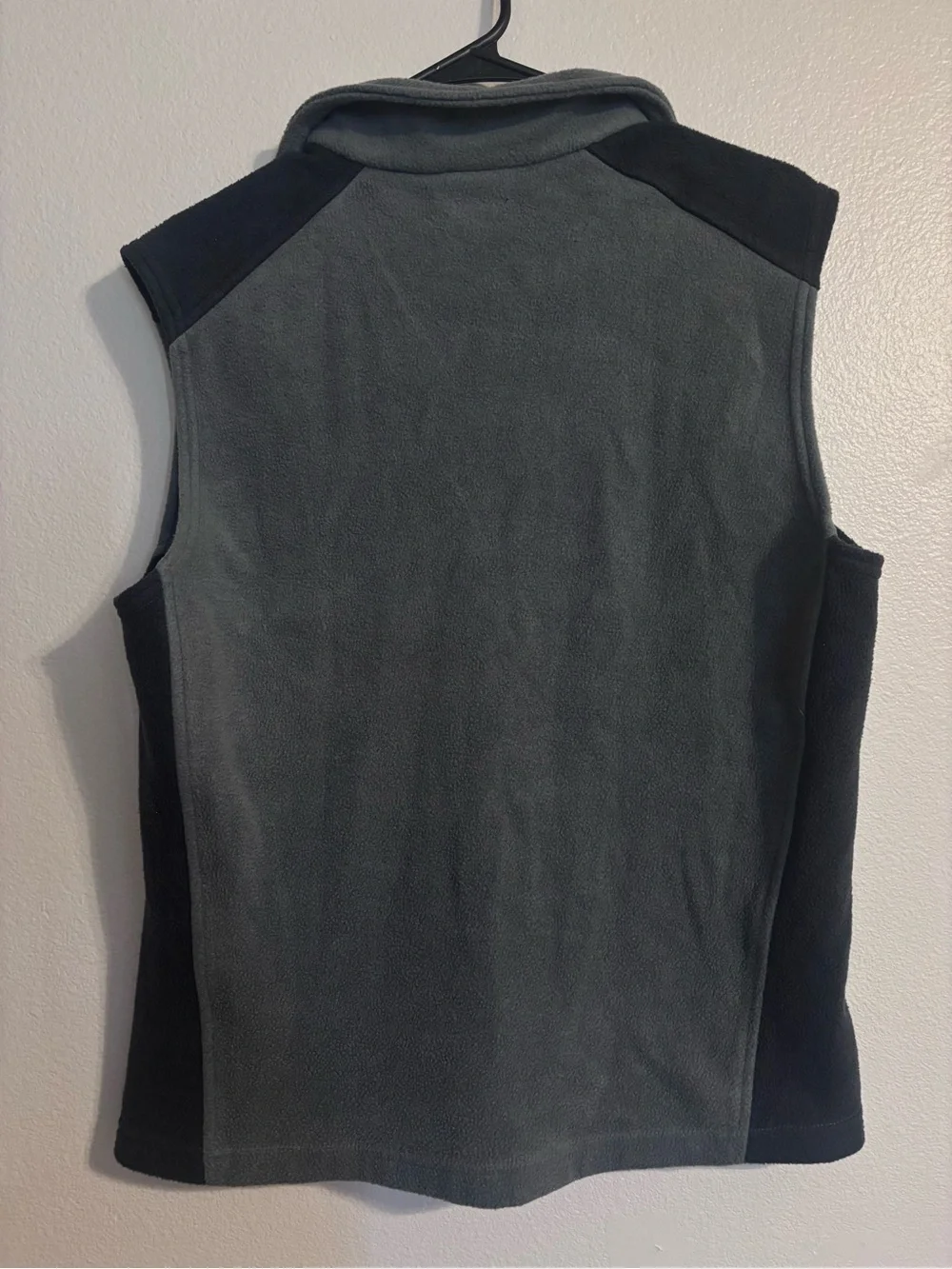 Columbia Men's Gray and Black Fleece Vest